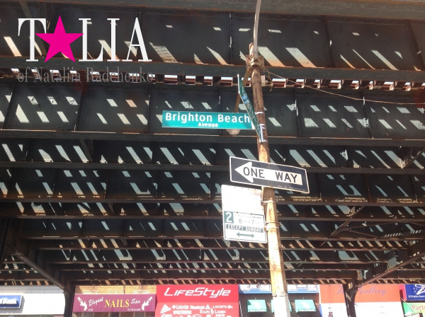 Центром Брайтон-Бич является торговая улица с рускими магазинчиками по обе стороны. Ее длина приблизительно километр.